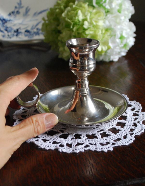 アンティーク雑貨　アンティークのシルバー雑貨、イギリスから届いたキャンドルスタンド。デスクやチェストに置くだけで素敵なインテリアになります。(k-1514-z)