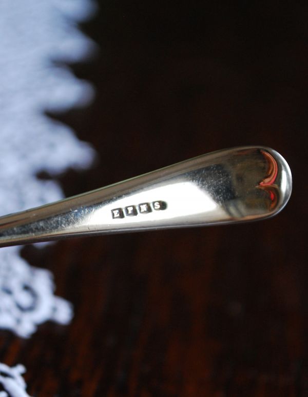 英国の銀食器、アンティークシルバーの美しいエッグカップ＆スプーン