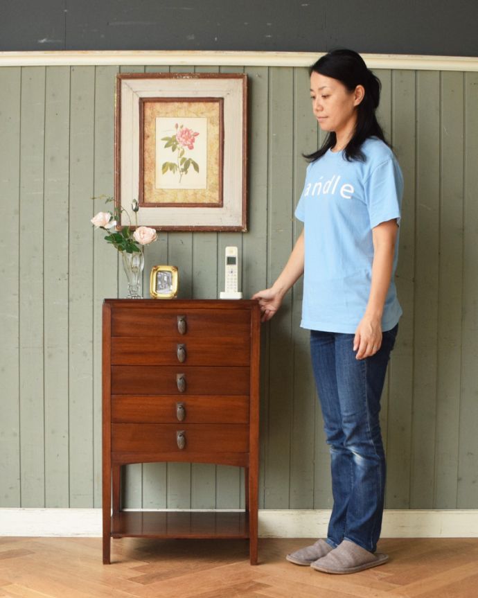 アンティークのチェスト　アンティーク家具　アンティークの英国家具、サイドテーブルにもなるミュージックキャビネット（マホガニー材）。コンパクトなので、リビング、書斎や寝室で活躍してくれるでしょう。(k-1518-f)