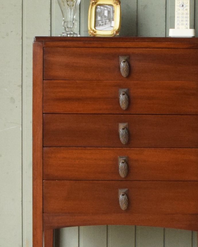 アンティークのチェスト　アンティーク家具　アンティークの英国家具、サイドテーブルにもなるミュージックキャビネット（マホガニー材）。アンティークならではのなんとも美しいデザインです。(k-1518-f)