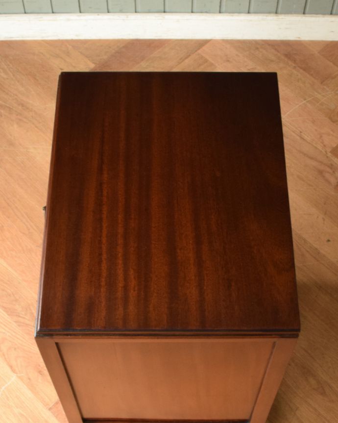 アンティークのチェスト　アンティーク家具　アンティークの英国家具、サイドテーブルにもなるミュージックキャビネット（マホガニー材）。天板もピカピカにお直ししました。(k-1518-f)