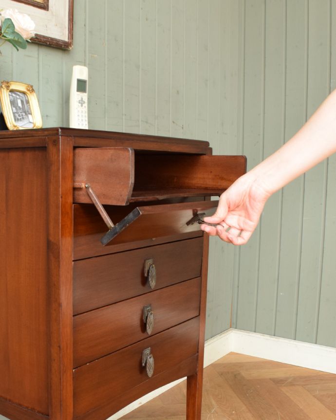 アンティークのチェスト　アンティーク家具　アンティークの英国家具、サイドテーブルにもなるミュージックキャビネット（マホガニー材）。楽譜を入れるキャビネットなので、収納はこのように前板が外れるようになっています。(k-1518-f)