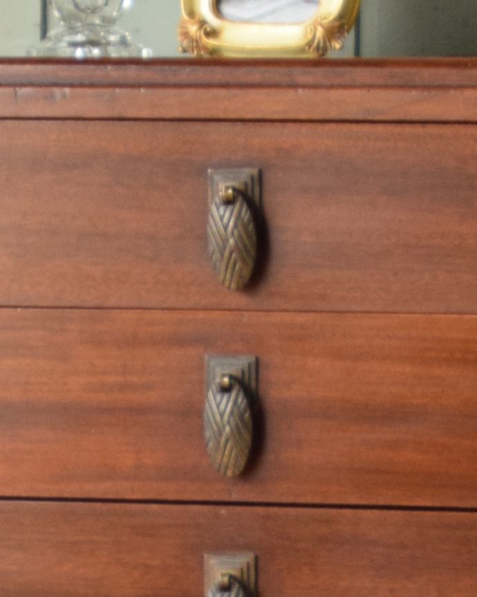 アンティークのチェスト　アンティーク家具　アンティークの英国家具、サイドテーブルにもなるミュージックキャビネット（マホガニー材）。アンティークらしい取っ手をそっと開くたびにときめきます。(k-1518-f)