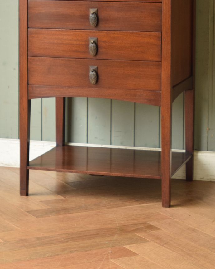 アンティークのチェスト　アンティーク家具　アンティークの英国家具、サイドテーブルにもなるミュージックキャビネット（マホガニー材）。脚元には、オープンスペースが付いています。(k-1518-f)