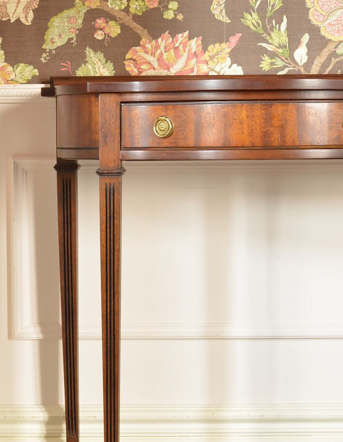 ロイドテーブル　アンティーク家具　英国のアンティーク家具、引き出し付きの美しいコンソールテーブル。脚が細いので、シルエットがとても素敵なんです。(k-1519-f)