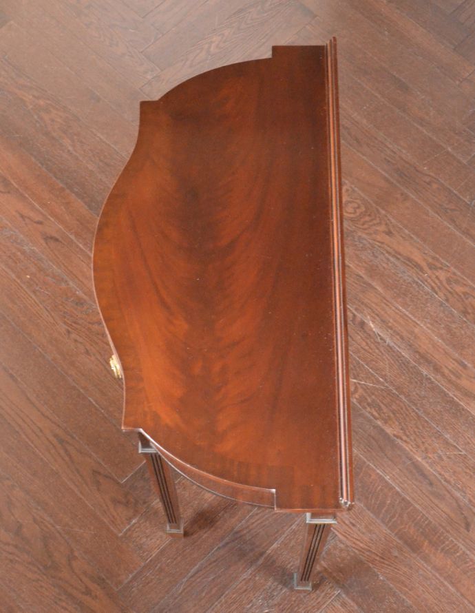 ロイドテーブル　アンティーク家具　英国のアンティーク家具、引き出し付きの美しいコンソールテーブル。半円形の天板です。(k-1519-f)