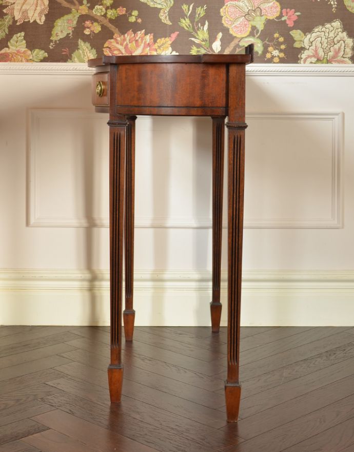 ロイドテーブル　アンティーク家具　英国のアンティーク家具、引き出し付きの美しいコンソールテーブル。サイドはこんなにスッキリ！場所を取らないので使いやすいです。(k-1519-f)