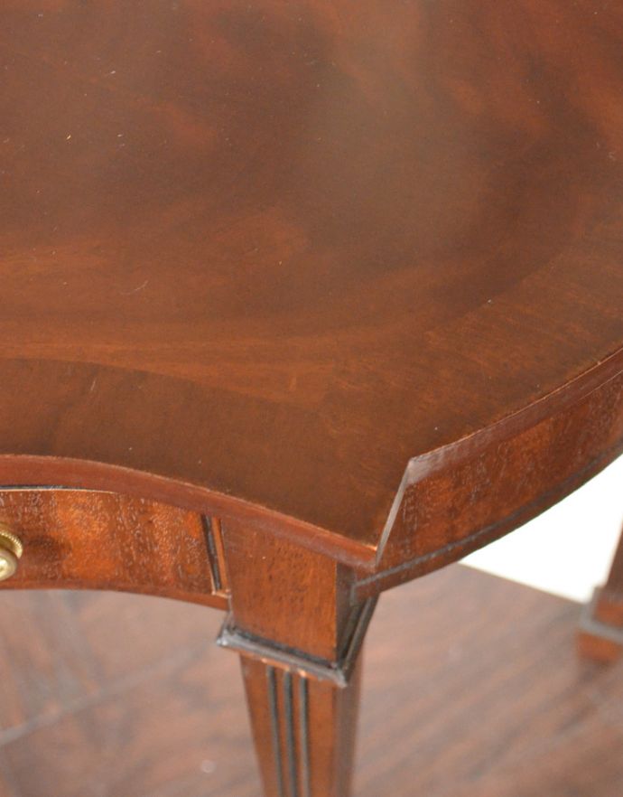 ロイドテーブル　アンティーク家具　英国のアンティーク家具、引き出し付きの美しいコンソールテーブル。天板にもカッティングが施されていて、上品です。(k-1519-f)