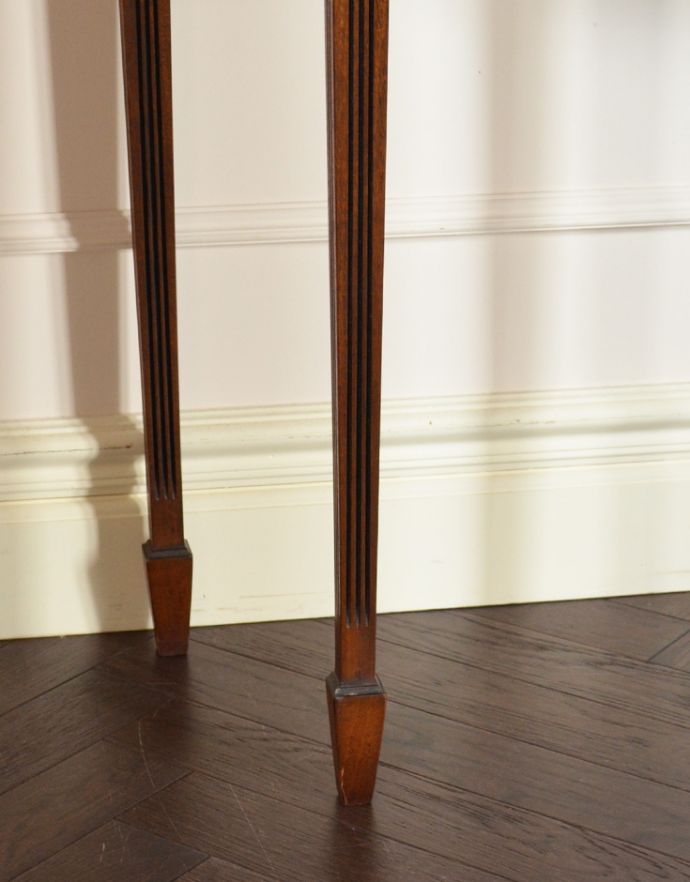 ロイドテーブル　アンティーク家具　英国のアンティーク家具、引き出し付きの美しいコンソールテーブル。スラッと伸びた脚。(k-1519-f)