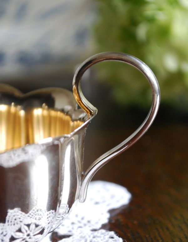 アンティーク雑貨　英国の銀食器、お花のような可愛いかたち、アンティークシルバーのシュガーポット。アンティークなので多少のキズ・汚れがある場合があります。(k-1519-z)