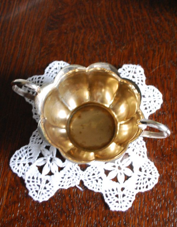 アンティーク雑貨　英国の銀食器、お花のような可愛いかたち、アンティークシルバーのシュガーポット。お花のかたちが可愛いデザインです。(k-1519-z)