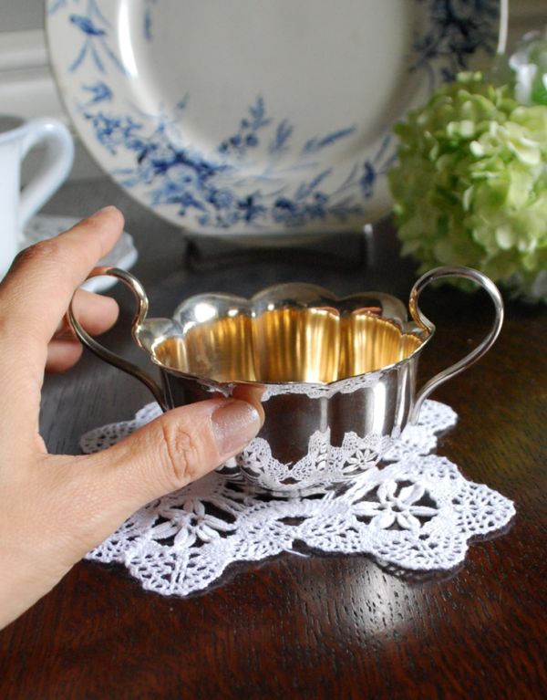 アンティーク雑貨　英国の銀食器、お花のような可愛いかたち、アンティークシルバーのシュガーポット。小さくて可愛いシュガーポット。(k-1519-z)