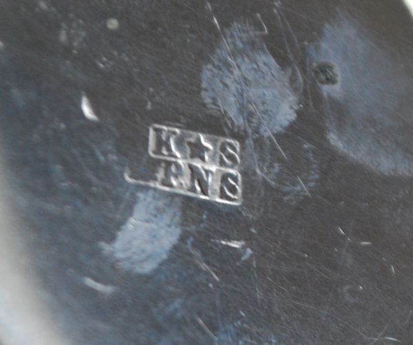 アンティーク雑貨　英国の銀食器、お花のような可愛いかたち、アンティークシルバーのシュガーポット。裏には調印があります。(k-1519-z)