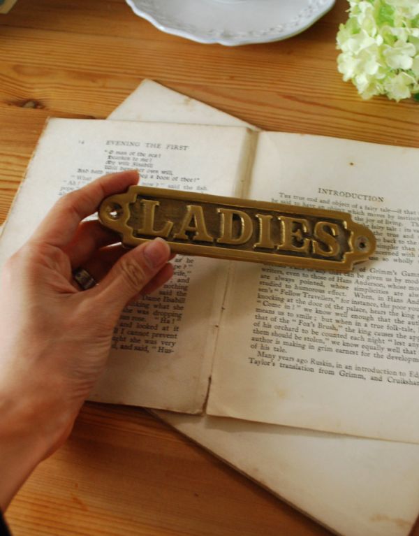 プレート アンティーク雑貨 イギリスのアンティークインテリア雑貨、真鍮製ドアプレート(LADIES)。市販のビスで取り付けてください。(k-1522-z)