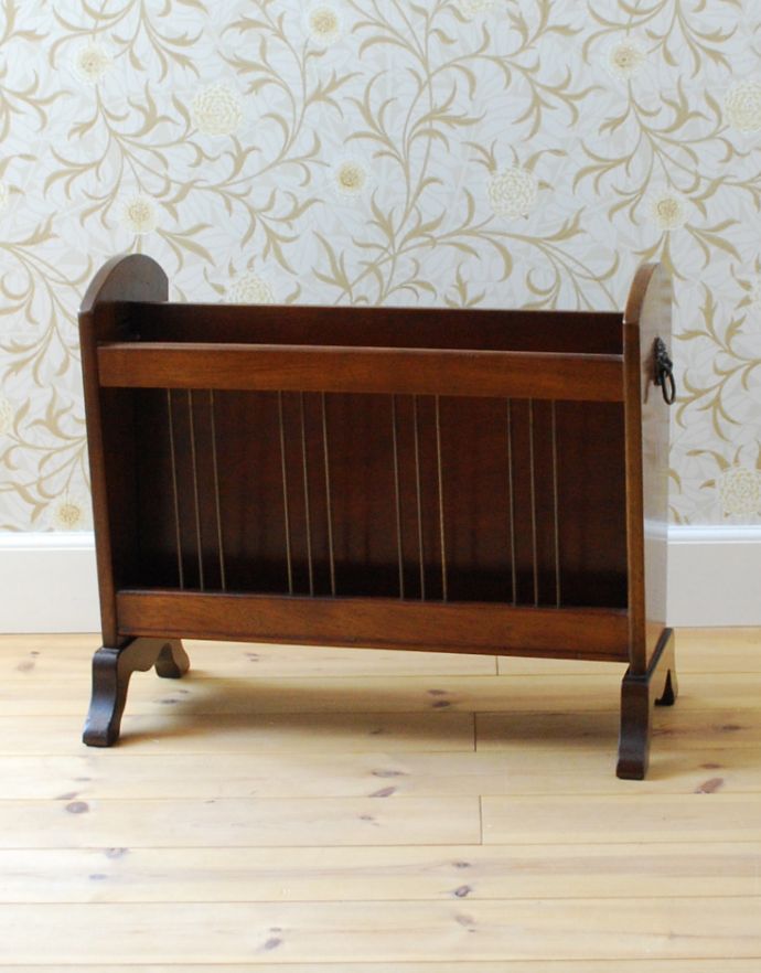 マガジンラック　アンティーク家具　小さくてどこにでも置けるアンティークマガジンラック、雑誌や新聞の収納家具。持ち運びも楽なので、使いたいところで使ってくださいね。(k-1524-f)