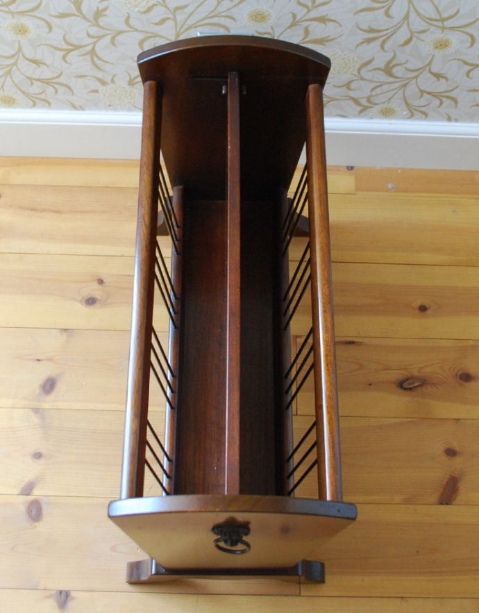 マガジンラック　アンティーク家具　小さくてどこにでも置けるアンティークマガジンラック、雑誌や新聞の収納家具。中までしっかりとお手入れしています。(k-1524-f)