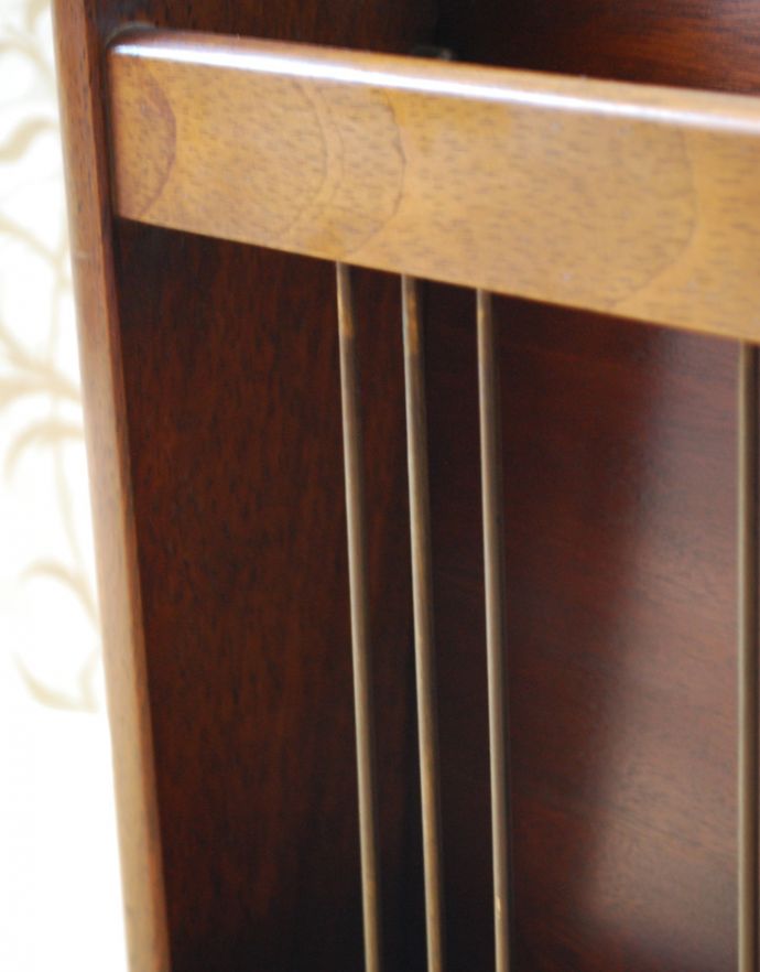 マガジンラック　アンティーク家具　小さくてどこにでも置けるアンティークマガジンラック、雑誌や新聞の収納家具。きちんとメンテナンスしてあるので、キレイです。(k-1524-f)