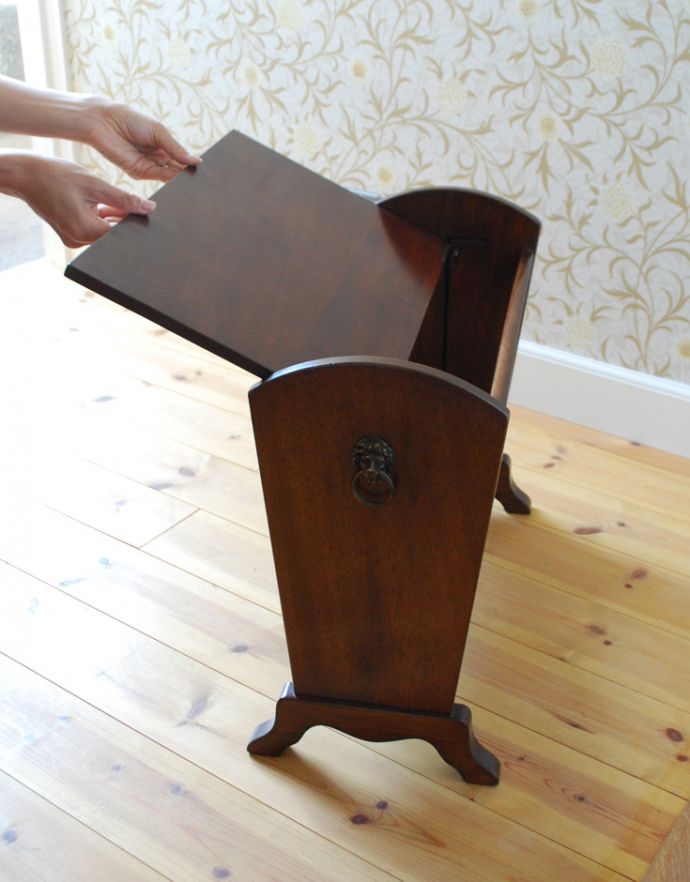 マガジンラック　アンティーク家具　小さくてどこにでも置けるアンティークマガジンラック、雑誌や新聞の収納家具。テーブルに変えて使う事もできる機能的なマガジンラックです。(k-1524-f)