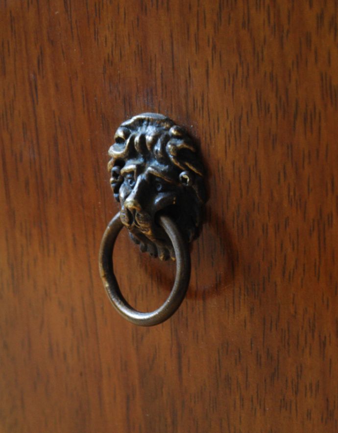 マガジンラック　アンティーク家具　小さくてどこにでも置けるアンティークマガジンラック、雑誌や新聞の収納家具。持ち手はライオンモチーフのアクセントになるデザインです。(k-1524-f)