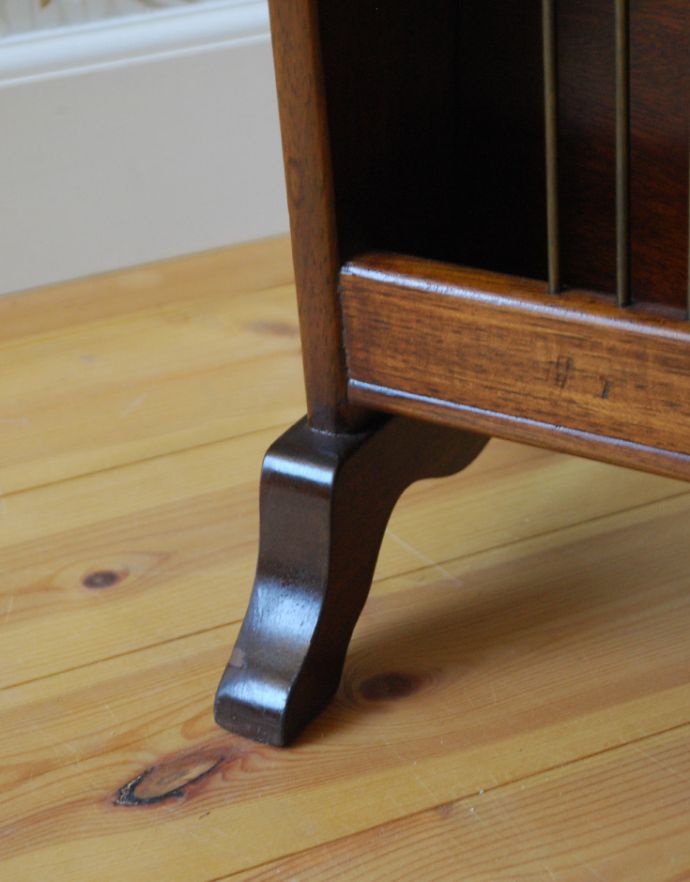 マガジンラック　アンティーク家具　小さくてどこにでも置けるアンティークマガジンラック、雑誌や新聞の収納家具。しっかりメンテナンスしてありますのでご安心ください。(k-1524-f)