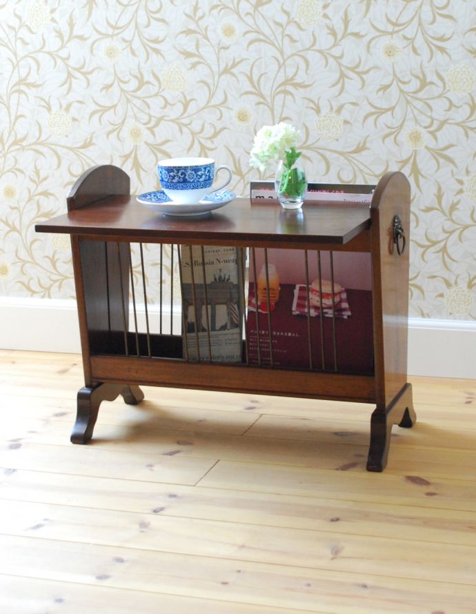 マガジンラック　アンティーク家具　小さくてどこにでも置けるアンティークマガジンラック、雑誌や新聞の収納家具。仕切り板を動かすと、テーブルに変わります。(k-1524-f)