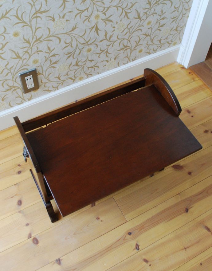 マガジンラック　アンティーク家具　小さくてどこにでも置けるアンティークマガジンラック、雑誌や新聞の収納家具。メンテナンスしているので安心してお使いいただけます。(k-1524-f)