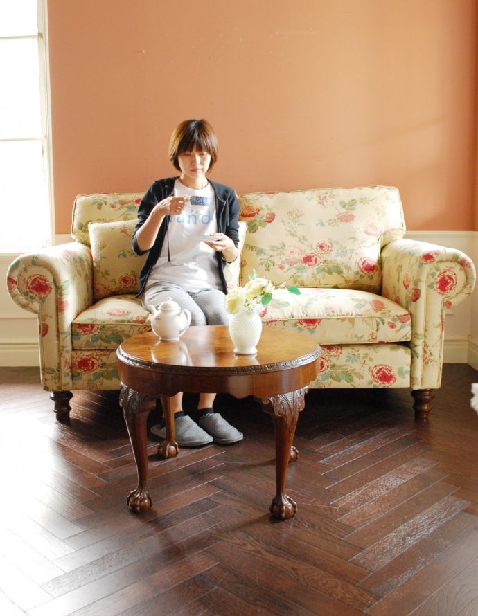 ロイドテーブル　アンティーク家具　脚の装飾の美しいコーヒーテーブルで楽しむカフェタイム、ウォルナット材のアンティーク家具。天板が広いので、ゆったりとお使い頂けます。(k-1526-f)