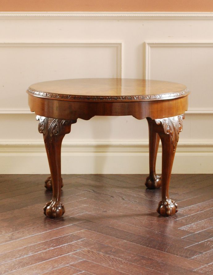 ロイドテーブル　アンティーク家具　脚の装飾の美しいコーヒーテーブルで楽しむカフェタイム、ウォルナット材のアンティーク家具。優雅な曲線の幕板です。(k-1526-f)