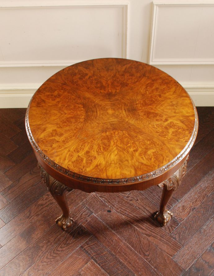 ロイドテーブル　アンティーク家具　脚の装飾の美しいコーヒーテーブルで楽しむカフェタイム、ウォルナット材のアンティーク家具。天板もピカピカにお直ししています。(k-1526-f)