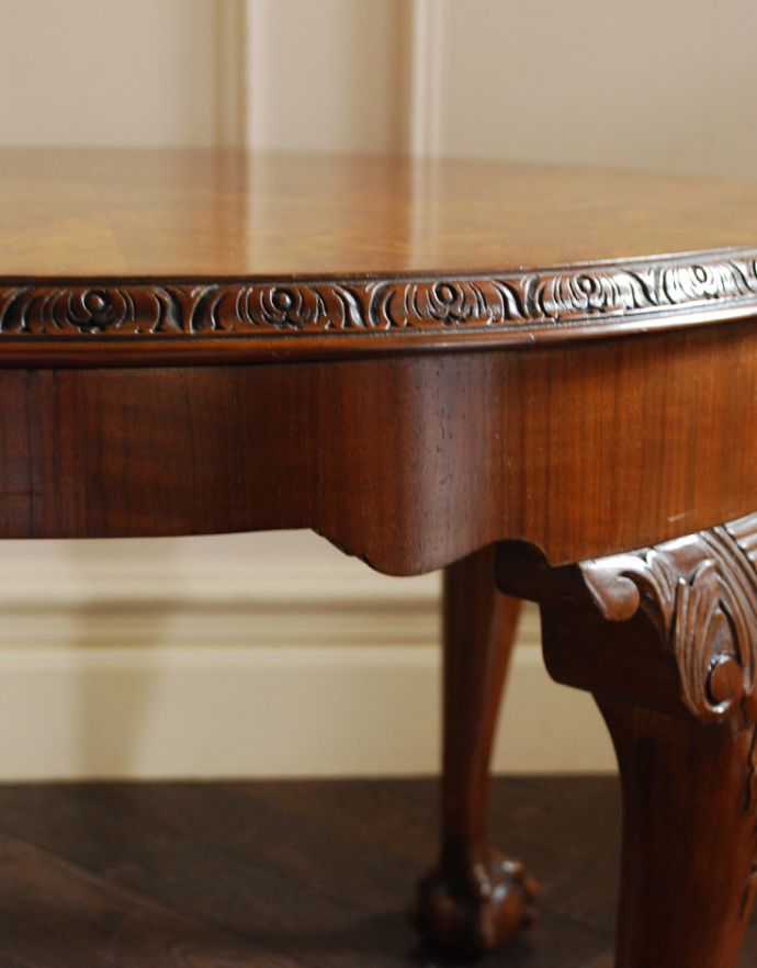 ロイドテーブル　アンティーク家具　脚の装飾の美しいコーヒーテーブルで楽しむカフェタイム、ウォルナット材のアンティーク家具。角が丸いので小さなお子様がいるお家でも安心してお使いいただけます。(k-1526-f)