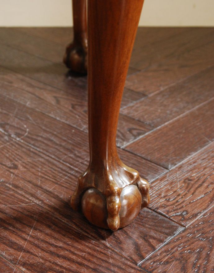 ロイドテーブル　アンティーク家具　脚の装飾の美しいコーヒーテーブルで楽しむカフェタイム、ウォルナット材のアンティーク家具。キチンとお直ししました。(k-1526-f)