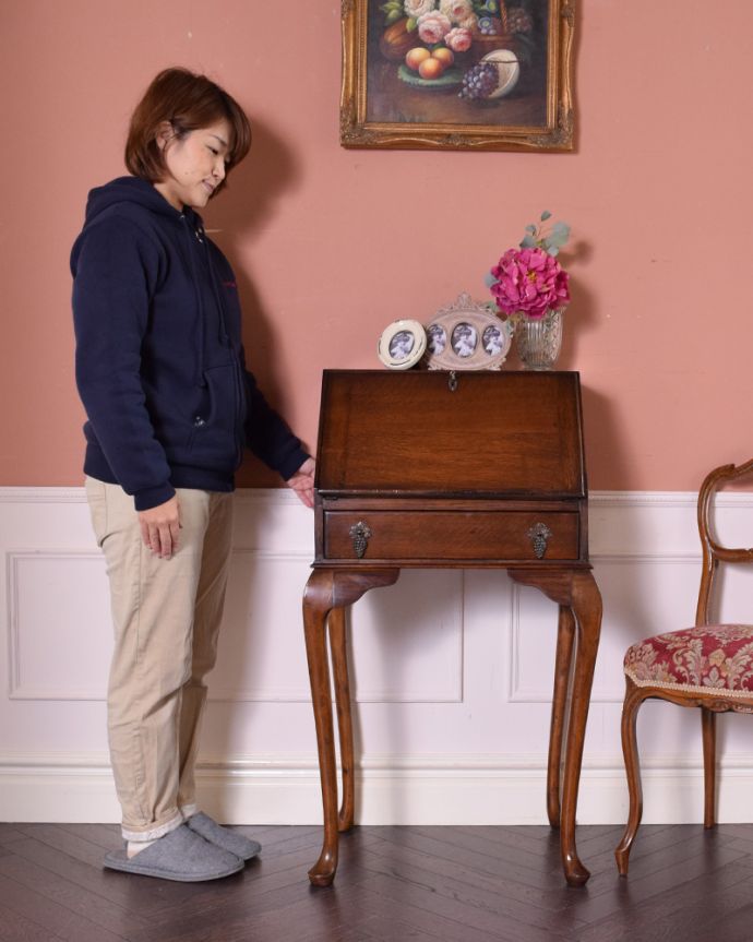 ビューロー　アンティーク家具　スリムサイズのビューロー（デスク）、オーク材のアンティーク家具。ビューローの下には大きな引き出し。(k-1528-f)