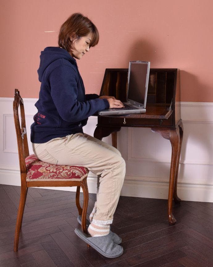 ビューロー　アンティーク家具　スリムサイズのビューロー（デスク）、オーク材のアンティーク家具。この通り天板は広々しているので、パソコンデスクとしても活躍してくれます。(k-1528-f)