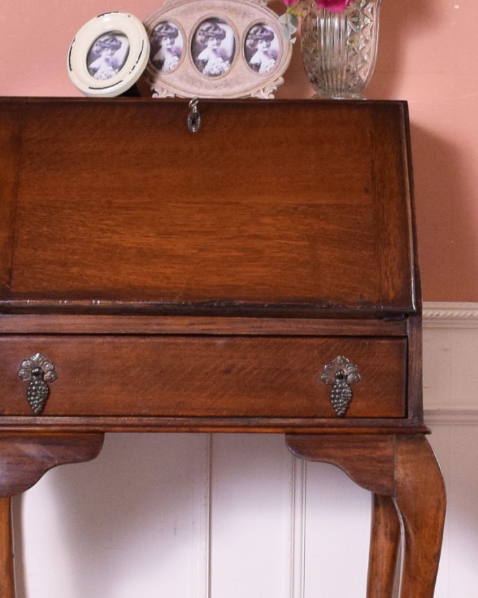 ビューロー　アンティーク家具　スリムサイズのビューロー（デスク）、オーク材のアンティーク家具。外国製のビューローは装飾があちこちにあるので、絵になるアイテム。(k-1528-f)