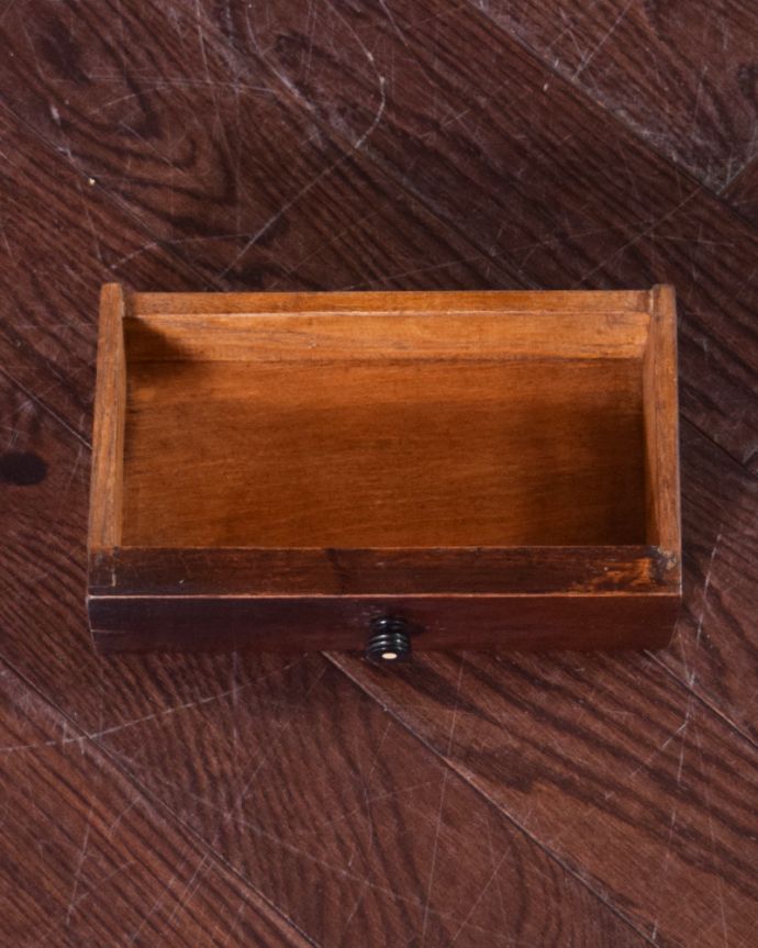 ビューロー　アンティーク家具　スリムサイズのビューロー（デスク）、オーク材のアンティーク家具。ビューロー内には、小さな引き出し収納が１つ付いています。(k-1528-f)