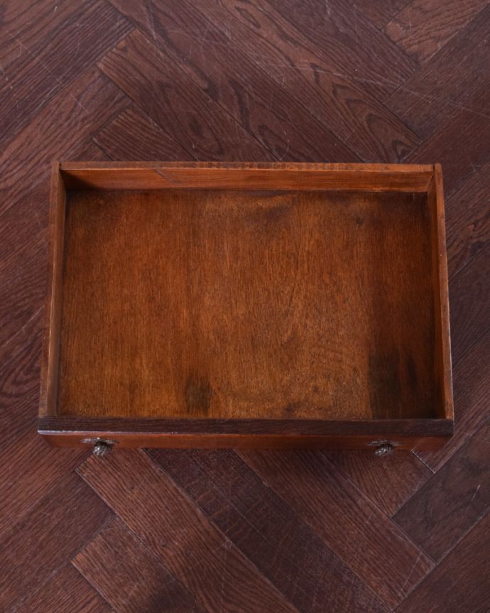 ビューロー　アンティーク家具　スリムサイズのビューロー（デスク）、オーク材のアンティーク家具。大きな引き出しもあるので、書類を入れたり、充電器などの小道具入れにもなります。(k-1528-f)