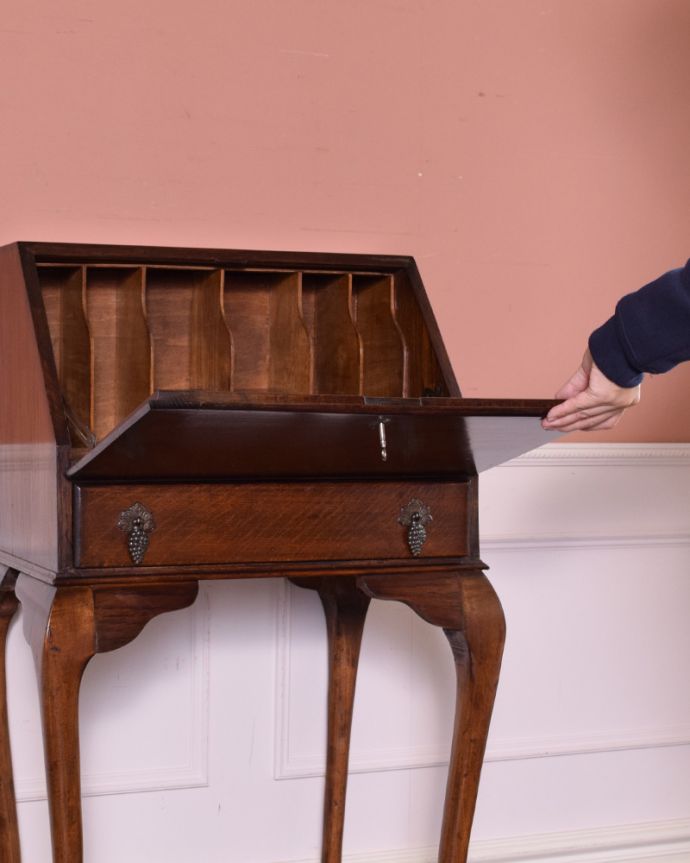 ビューロー　アンティーク家具　スリムサイズのビューロー（デスク）、オーク材のアンティーク家具。ビューローは支えでしっかり固定されるので、安心してお使いいただけます。(k-1528-f)