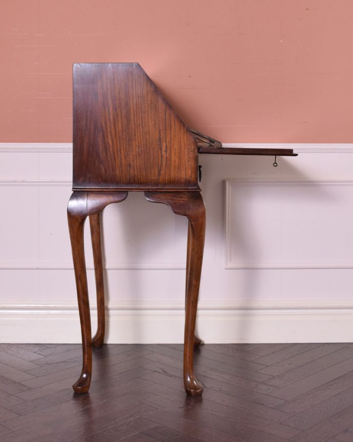 ビューロー　アンティーク家具　スリムサイズのビューロー（デスク）、オーク材のアンティーク家具。ビューローを閉じると、スッキリとしたキャビネットに。(k-1528-f)