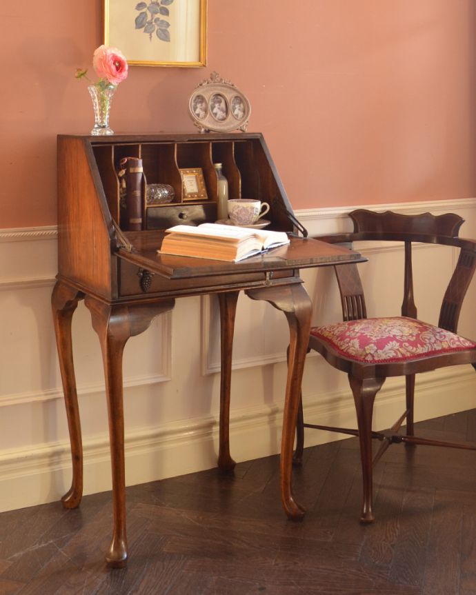 ビューロー　アンティーク家具　スリムサイズのビューロー（デスク）、オーク材のアンティーク家具。リビングの片隅でも存在感を放つ美しさちょっと空いているリビングのスペースに置いてみても、美しすぎるデザインに目が惹かれます。(k-1528-f)