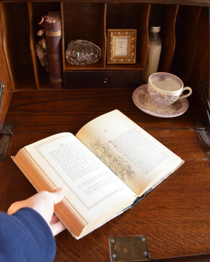 ビューロー　アンティーク家具　スリムサイズのビューロー（デスク）、オーク材のアンティーク家具。自分だけの時間を楽しもうパタンとデスクを広げれば、あっという間に自分だけのスペースができます。(k-1528-f)