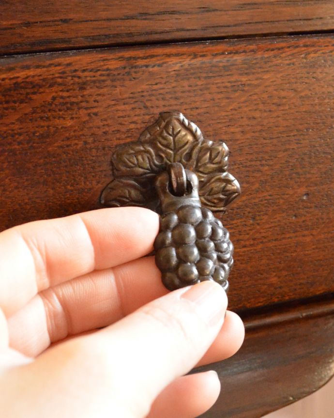 ビューロー　アンティーク家具　スリムサイズのビューロー（デスク）、オーク材のアンティーク家具。重厚感のあるオシャレなデザインの取っ手。(k-1528-f)