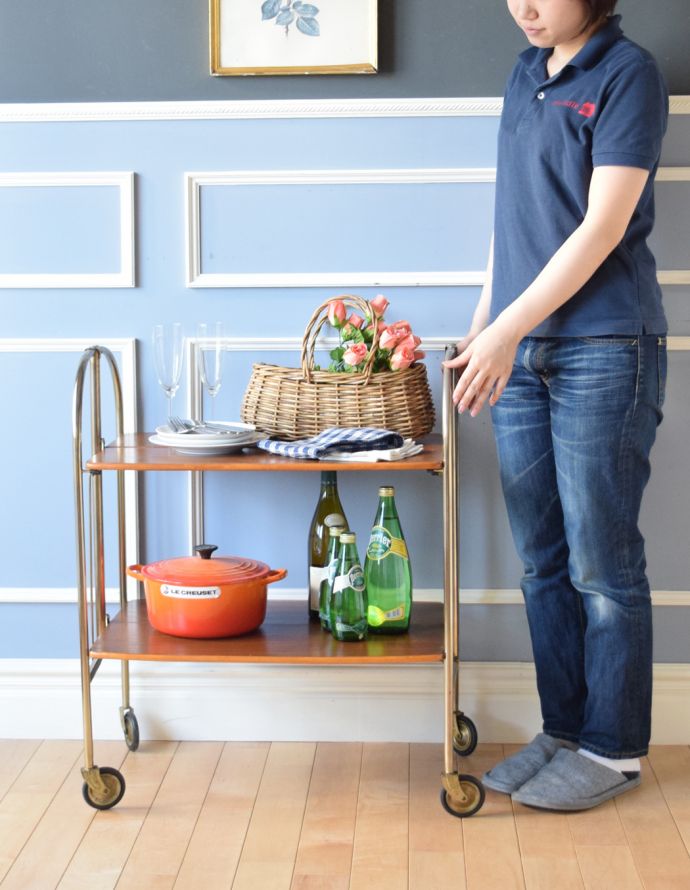 オープンシェルフ・オープンラック　アンティーク家具　サイズが変えられる機能的な家具、シンプルなヴィンテージワゴン（トロリー）。コロコロ転がせば移動も楽チン！可愛いので毎日使いたくなります。(k-1529-f)