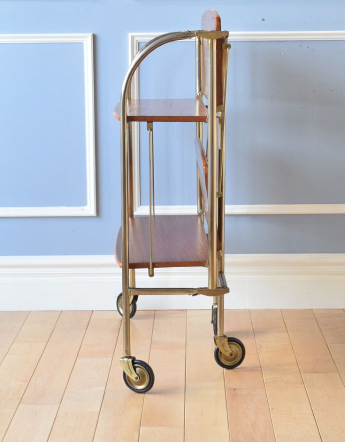 オープンシェルフ・オープンラック　アンティーク家具　サイズが変えられる機能的な家具、シンプルなヴィンテージワゴン（トロリー）。閉じて見ると、こんなにスッキリしています！【 全体/閉じた状態 】幅66.5×奥行25.5×高さ85cm。(k-1529-f)