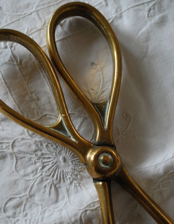 アンティーク雑貨　アンティークの真鍮製のろうそく火消し、キャンドルスナッファー（シザー）。キャンドルを楽しむためには、あると便利な道具。(k-1529-z)
