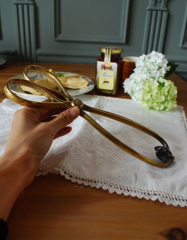 アンティーク雑貨　アンティークの真鍮製のろうそく火消し、キャンドルスナッファー（シザー）。真鍮製なので、使っていくごとに味わい深い色合いに変化していきます。(k-1529-z)