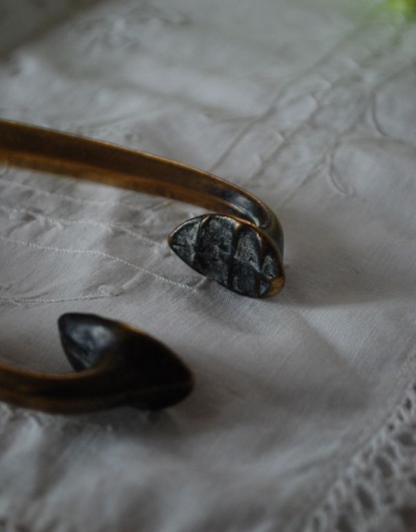 アンティーク雑貨　アンティークの真鍮製のろうそく火消し、キャンドルスナッファー（シザー）。先がススで黒くなっています。(k-1529-z)