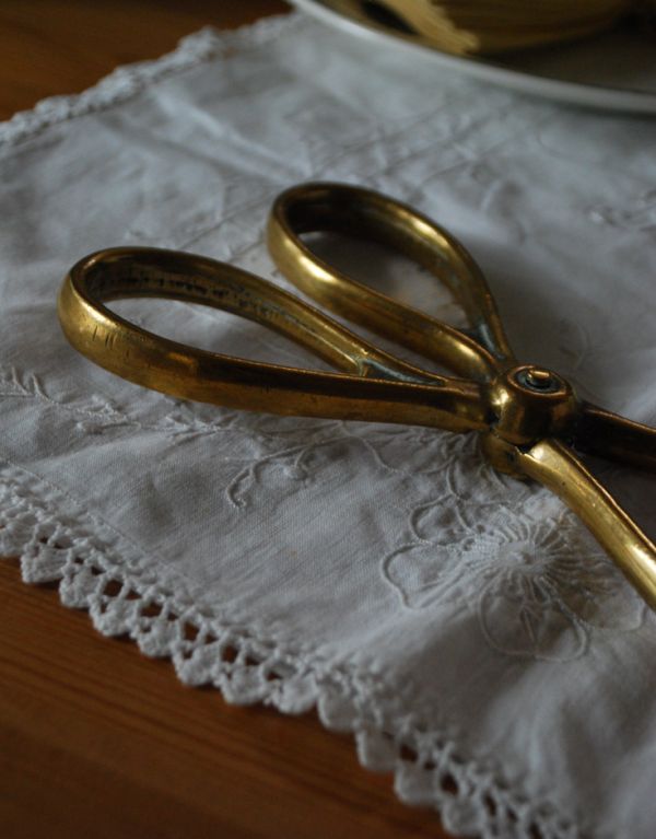 アンティーク雑貨　アンティークの真鍮製のろうそく火消し、キャンドルスナッファー（シザー）。アンティークのため、多少の欠け・傷がある場合がありますが、使用上問題はありませんので、ご了承下さい。(k-1529-z)