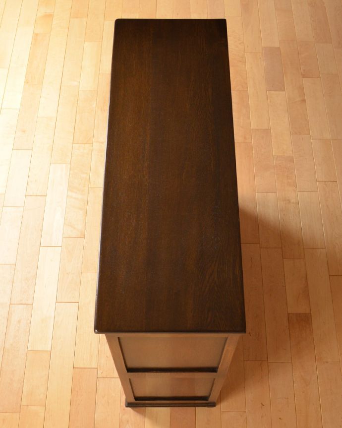 アンティークのキャビネット アンティーク家具 飾り棚にもなるアンティークの英国家具、お花の彫りが沢山付いたオーク材ブックケース(本棚)。天板もキレイな状態で仕上げてあります。(k-1530-f)