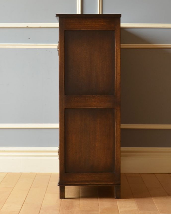 アンティークのキャビネット アンティーク家具 飾り棚にもなるアンティークの英国家具、お花の彫りが沢山付いたオーク材ブックケース(本棚)。横から見てもピカピカです。(k-1530-f)