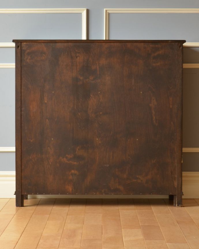 アンティークのキャビネット アンティーク家具 飾り棚にもなるアンティークの英国家具、お花の彫りが沢山付いたオーク材ブックケース(本棚)。きちんとメンテナンスしてあるので、裏側もキレイです。(k-1530-f)